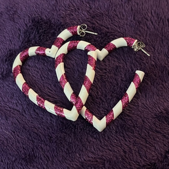 🆕Heart earrings brightly colored in white and purple stripes. NIB. - Picture 5 of 13